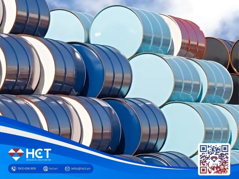 Giá dầu giảm do đồng USD mạnh lên và lo ngại OPEC+ tăng sản lượng