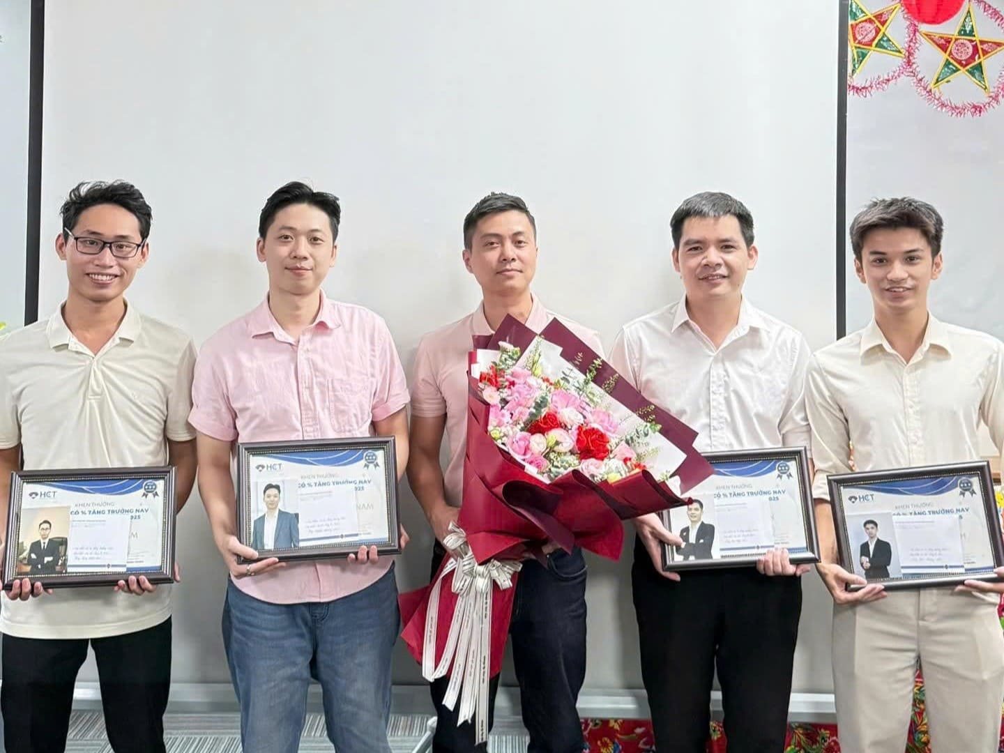 Trao giải các cá nhân xuất sắc tại Chi nhánh Hà Nội