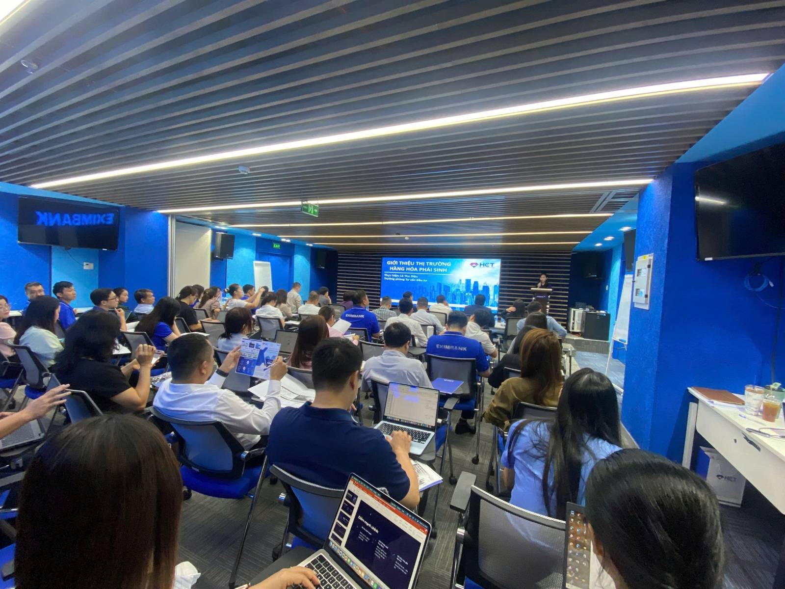 HCT phối hợp đào tạo về thị trường hàng hóa phái sinh cho cán bộ Eximbank